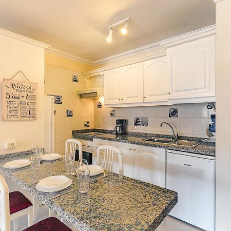 Aircon Lovely 2 Bedroom Close To Ocean Apartment *